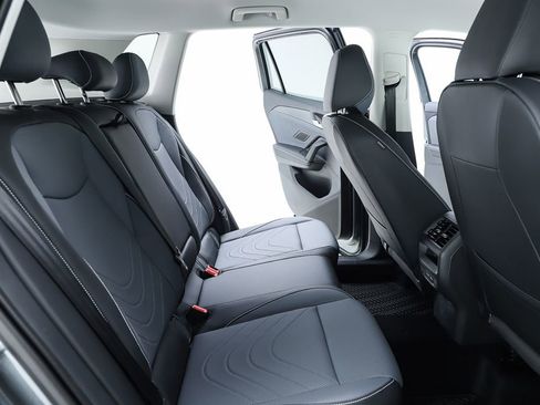 New 2025 Volkswagen Tiguan SE image 73