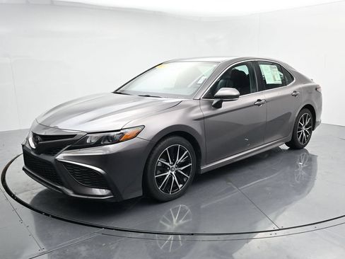 Used 2024 Toyota Camry SE FWD image 4