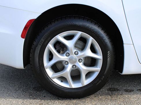 Used 2017 Chrysler Pacifica Touring Plus w/ Tire & Wheel Group image 38