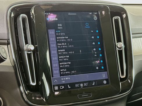 Used 2025 Volvo XC40 B5 Plus image 21