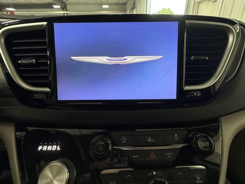 Used 2022 Chrysler Pacifica Touring-L FWD image 22