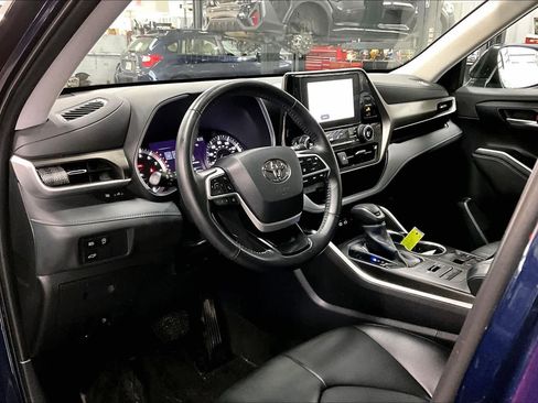 Used 2023 Toyota Highlander XLE AWD/4WD image 18