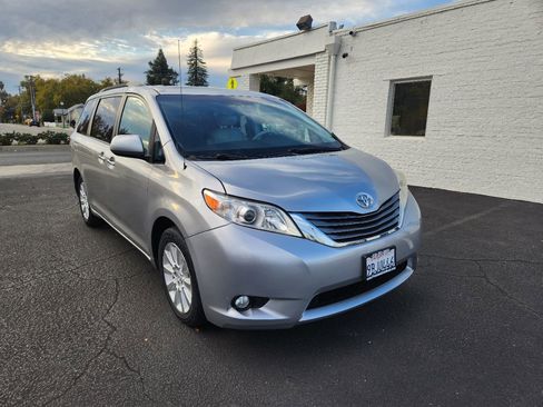 Used 2013 Toyota Sienna Limited image 7