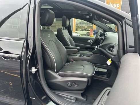 New 2026 Chrysler Pacifica Limited image 29