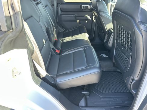 Used 2025 Ford Bronco Badlands image 16