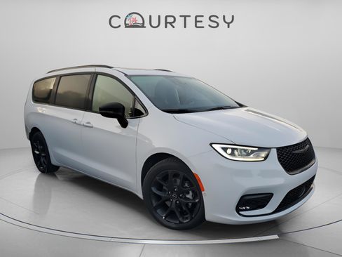 New 2026 Chrysler Pacifica Limited w/ S Appearance Package image 4