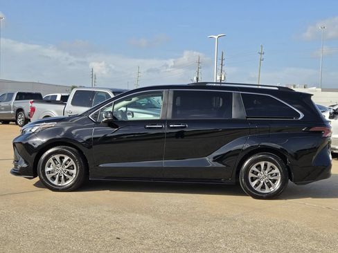 Used 2026 Toyota Sienna XLE FWD image 6