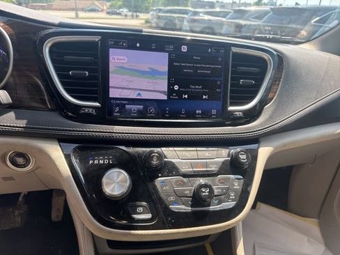 Used 2021 Chrysler Pacifica Limited AWD/4WD image 18