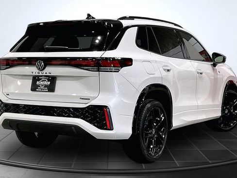 Used 2025 Volkswagen Tiguan SE R-Line AWD/4WD image 2