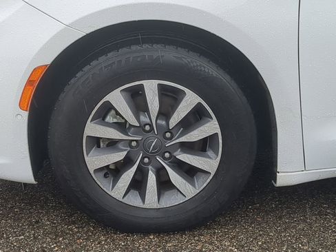 Used 2021 Chrysler Pacifica Touring-L image 19