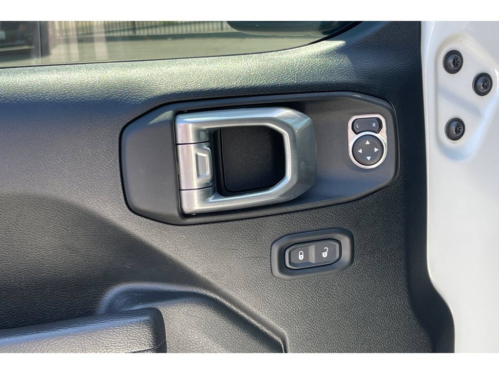 Used 2022 Jeep Wrangler Unlimited Rubicon AWD/4WD image 12