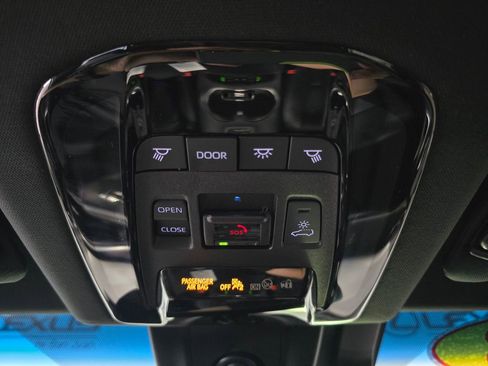 Used 2023 Toyota Venza Limited image 19