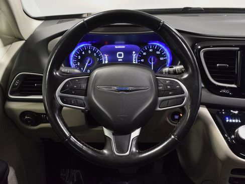 Used 2020 Chrysler Pacifica Touring-L Plus image 17