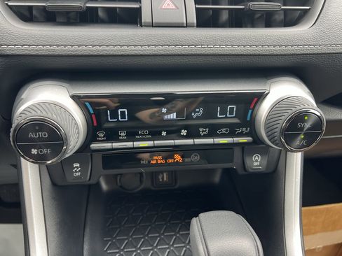 Used 2025 Toyota RAV4 XLE FWD image 29