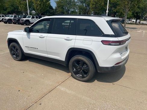 Used 2023 Jeep Grand Cherokee Altitude AWD/4WD image 3