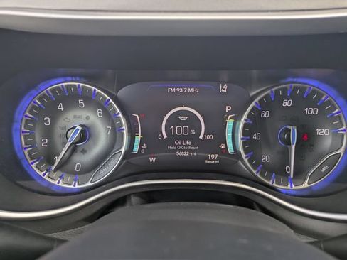 Used 2023 Chrysler Pacifica Touring-L FWD image 28