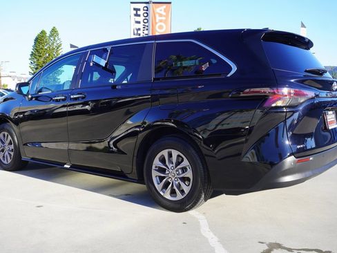 Used 2025 Toyota Sienna XLE image 5