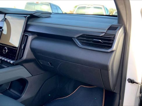 Used 2024 GMC Acadia AT4 w/ Luxury Package image 18