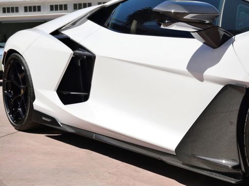 Used 2024 Lamborghini Revuelto AWD/4WD image 18