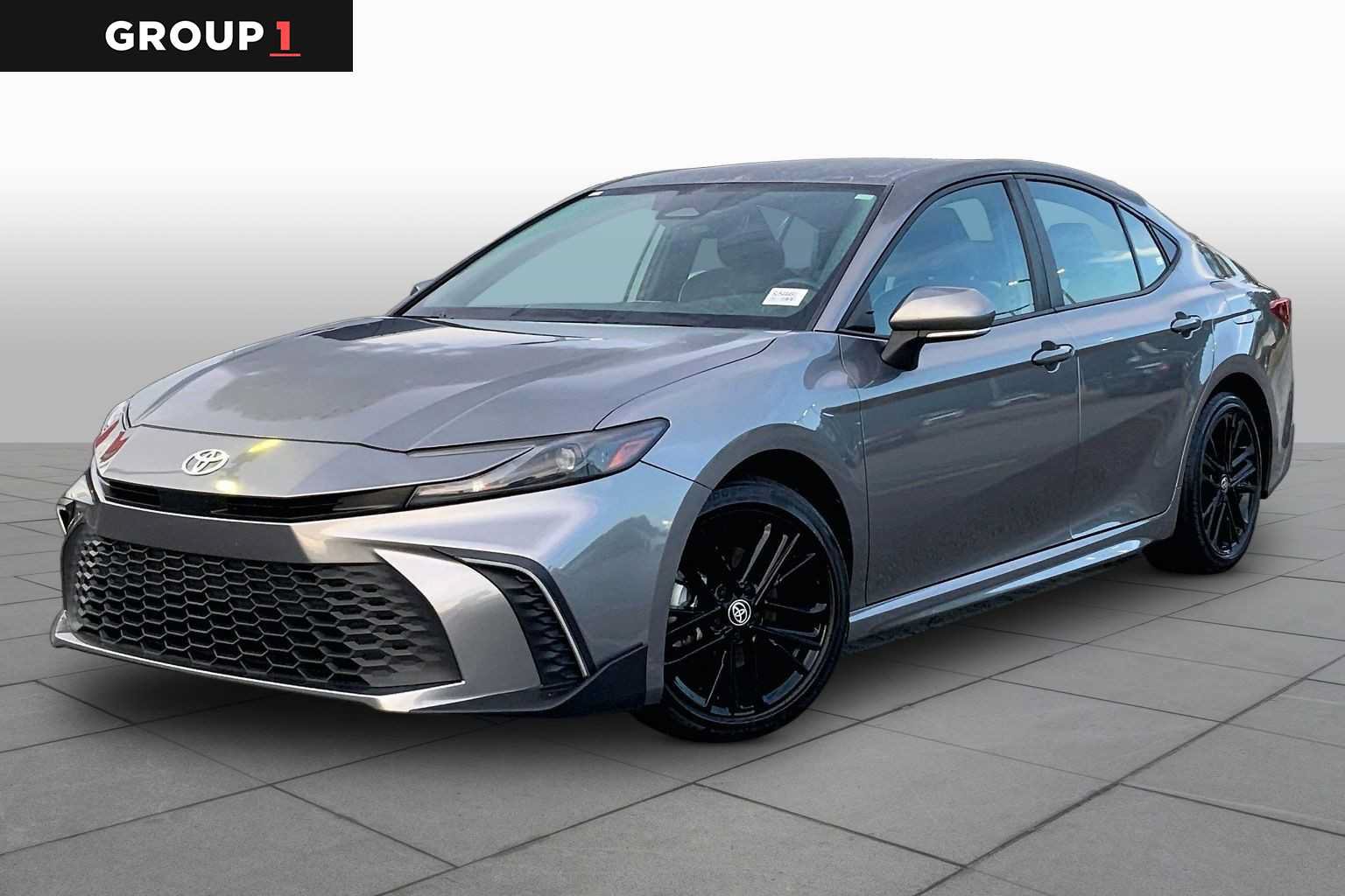 Used 2025 Toyota Camry SE FWD image 1