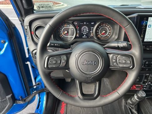 Used 2024 Jeep Gladiator Rubicon w/ Technology Group image 16