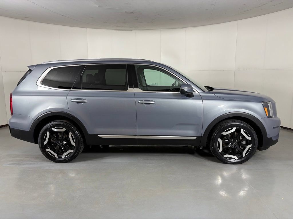 Used 2025 Kia Telluride S FWD image 9