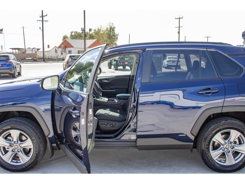 Used 2025 Toyota RAV4 XLE w/ Convenience Package AWD/4WD image 27