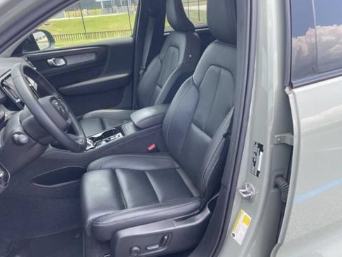 Used 2025 Volvo XC40 B5 Plus AWD/4WD image 4