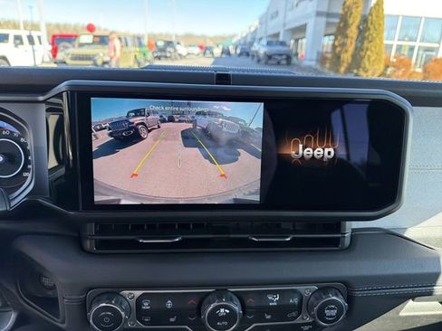 Used 2025 Jeep Wrangler Sahara image 26