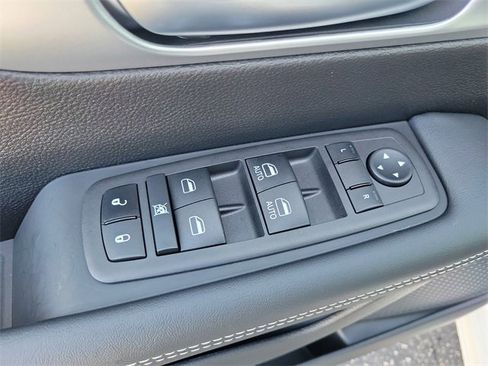 New 2023 Chrysler Pacifica Touring-L w/ S Appearance Package image 19