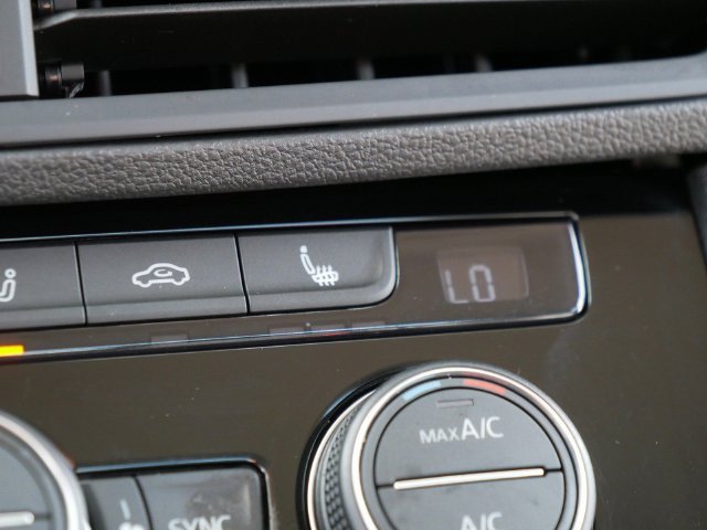 Certified 2023 Volkswagen Jetta SE FWD image 32