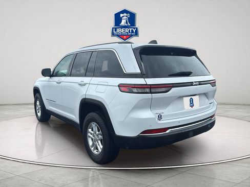 Used 2023 Jeep Grand Cherokee Laredo AWD/4WD image 8