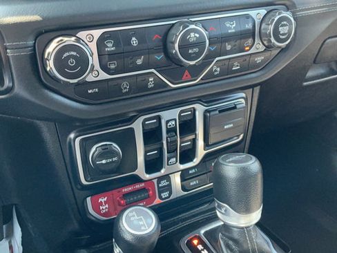 Used 2024 Jeep Gladiator Rubicon w/ Safety Group AWD/4WD image 16