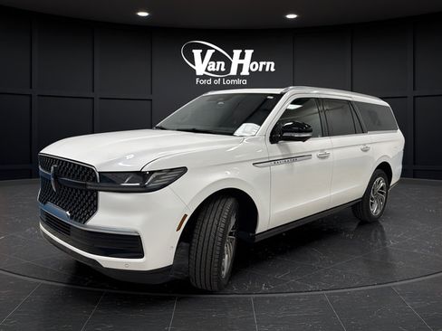 Used 2025 Lincoln Navigator L Reserve AWD/4WD image 3
