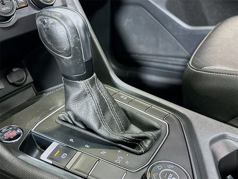 Used 2021 Volkswagen Tiguan SE w/ Panoramic Sunroof Package image 17