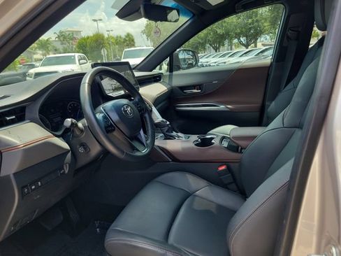Used 2024 Toyota Venza XLE AWD/4WD image 10