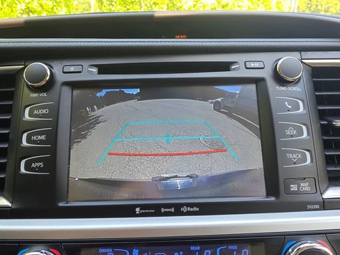 Used 2019 Toyota Highlander XLE AWD/4WD image 25