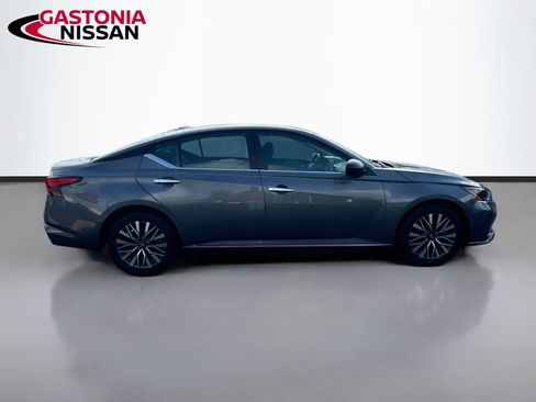 Used 2025 Nissan Altima 2.5 SV FWD image 10