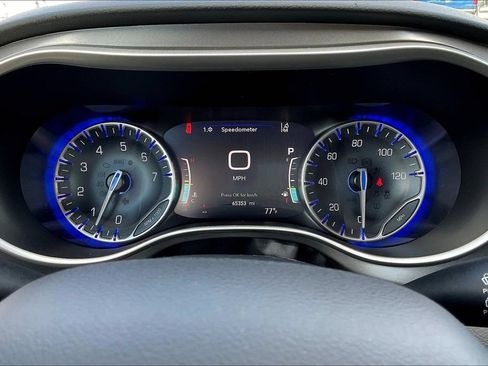 Used 2023 Chrysler Pacifica Touring-L FWD image 12