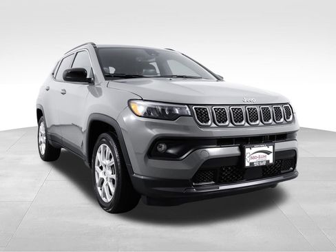 Used 2024 Jeep Compass Latitude AWD/4WD image 11