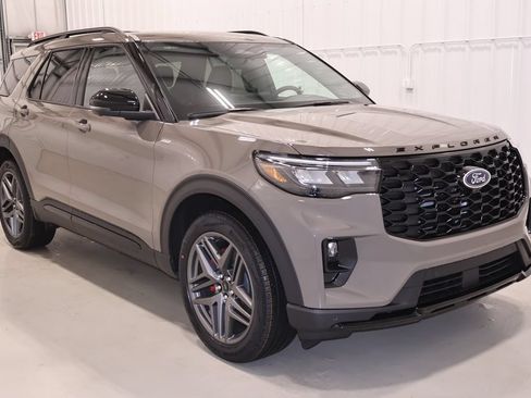 New 2026 Ford Explorer ST-Line w/ ST-Line Street Pack AWD/4WD image 3