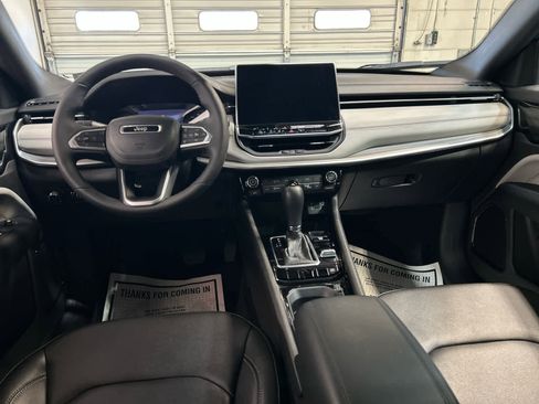 Used 2025 Jeep Compass Limited image 4