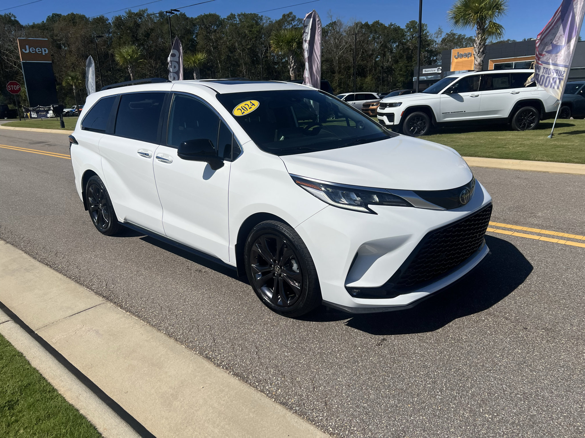 Used 2024 Toyota Sienna XSE w/ XSE Plus Package FWD image 1