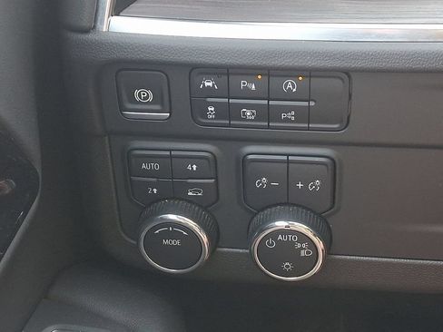 Certified 2025 Chevrolet Suburban LT AWD/4WD image 24