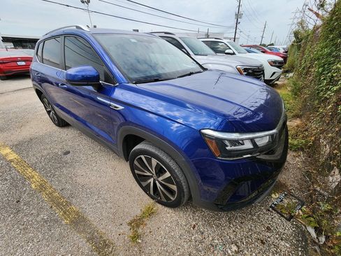 Used 2023 Volkswagen Taos SE FWD image 2