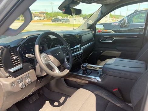 Used 2025 Chevrolet Silverado 1500 LT Trail Boss w/ Convenience Package II AWD/4WD image 32