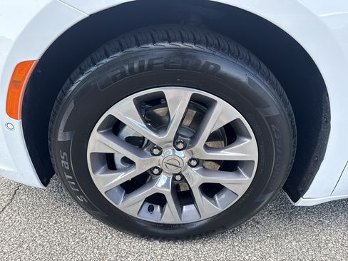 Used 2024 Chrysler Pacifica Pinnacle FWD image 11