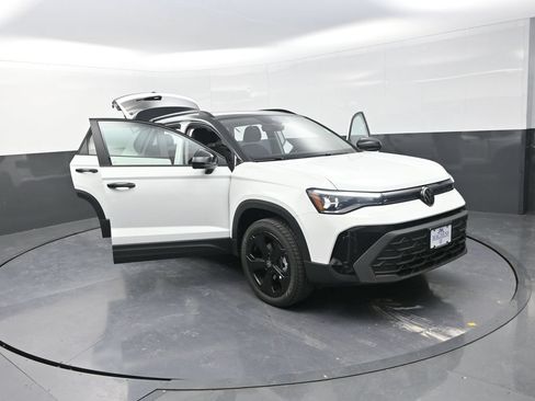 New 2026 Volkswagen Taos SE AWD/4WD image 28
