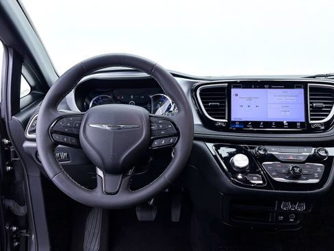 Used 2022 Chrysler Pacifica Touring-L w/ S Appearance Package FWD image 3