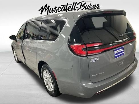 Used 2025 Chrysler Pacifica Select FWD image 3